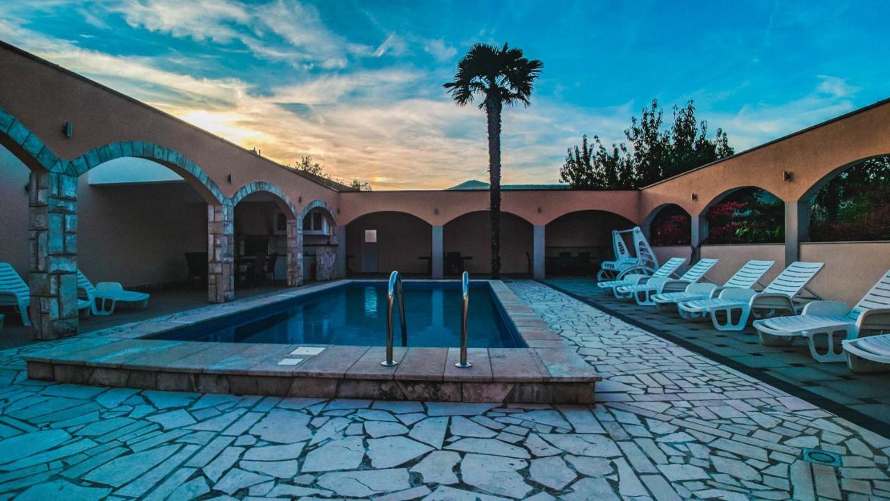 Apartment Rozic - With Private Seasonal Heated Pool *