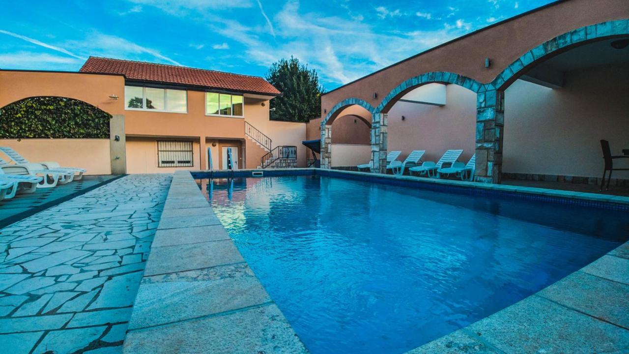 Apartment Rozic - With Private Seasonal Heated Pool Mostar